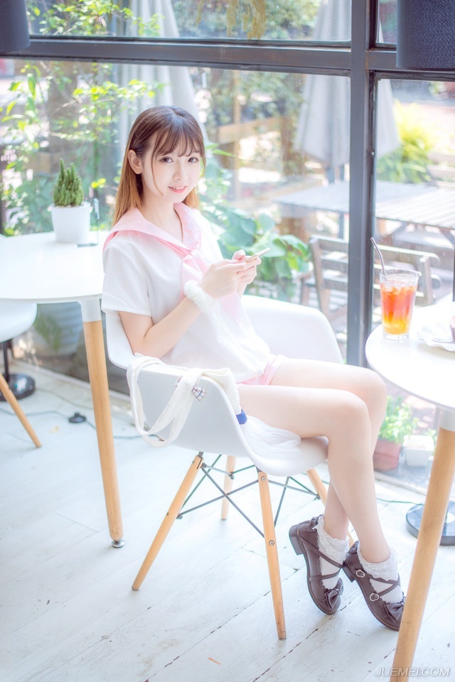 “那又如何？今日，我吕蒙便是为私仇而来，将士们，杀！”吕蒙冷哼一声，一声令下，数百艘艨艟出现，每五艘或十艘一组，朝着陈到这边穿插过来。